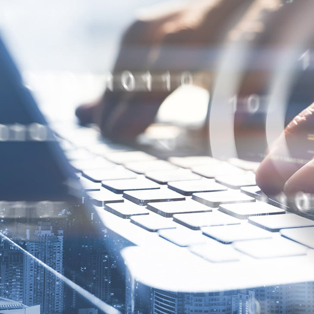 Laptop-Tastatur mit Hand und