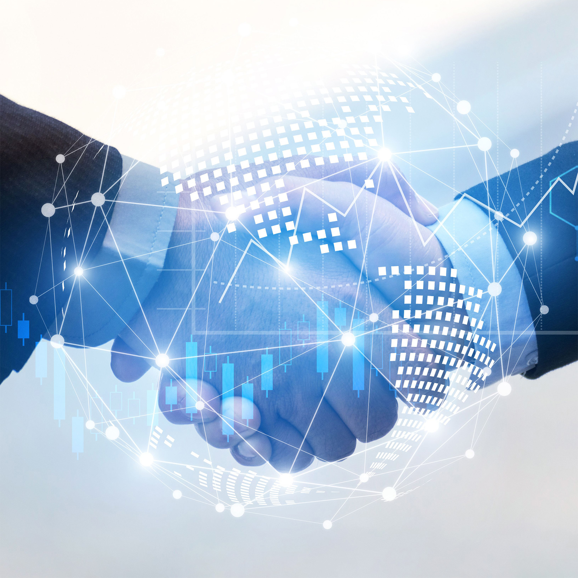 Zwei Hände liegen in festem Handschlag, Internetsymbole und Statistik im Vordergrund
