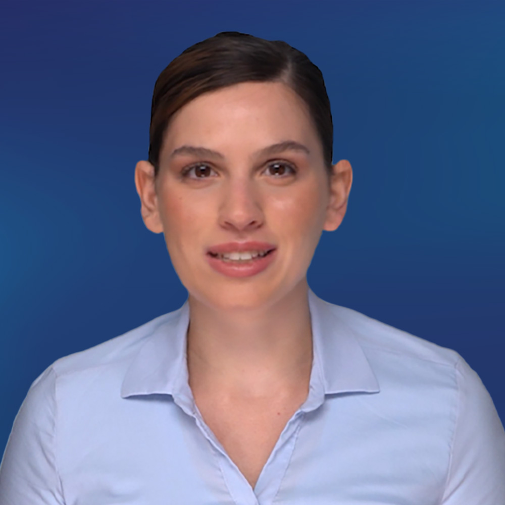 Portrait einer Frau mit braunen Haaren vor einem blauen Hintergrund