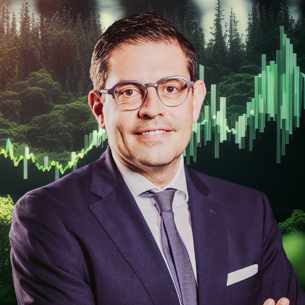 Portrait eines Mannes vor grünem Hintergrund