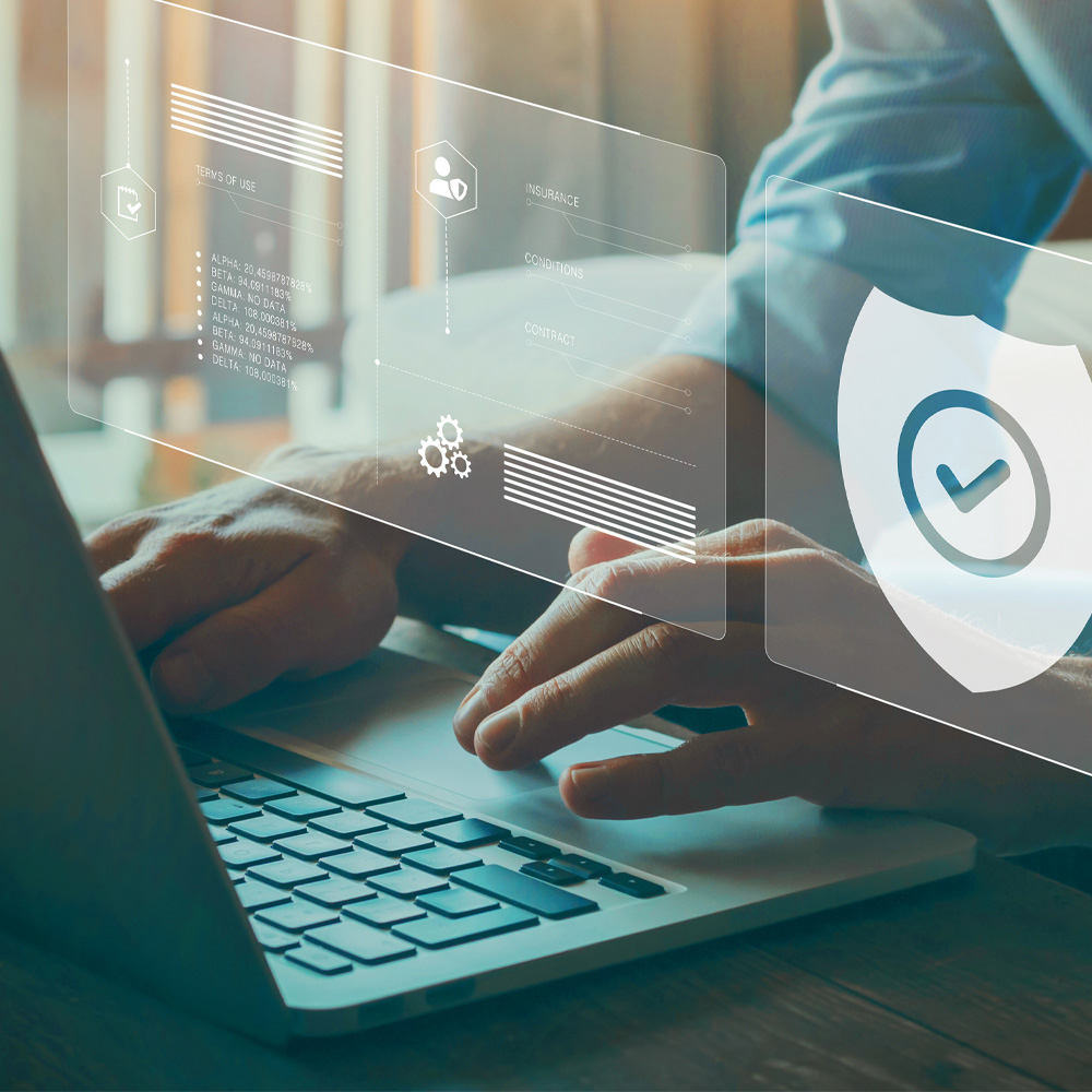 Hände, die auf einer Laptop-Tastatur tippen mit digitalen Symbolen