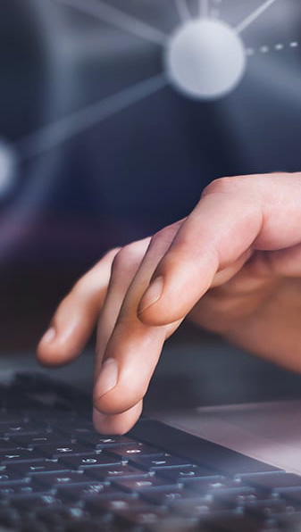 Eine Hand die auf einer Computertastatur tippt